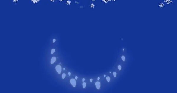 Imagen Copos Nieve Sobre Luces Navideñas Sobre Fondo Azul Navidad —  Fotos de Stock