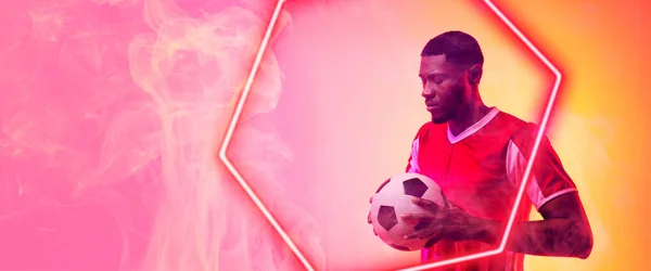 非裔美国男性球员持球站在明亮的六边形旁边 复制空间 霓虹灯 光芒和抽象概念 — 图库照片