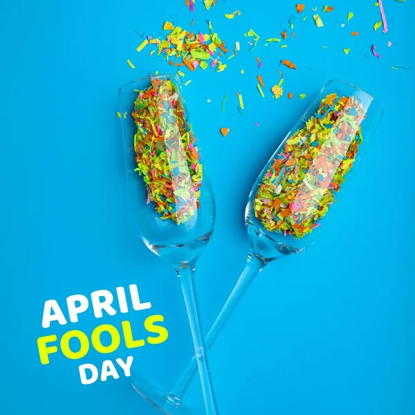 Samenstelling Van April Dwazen Dagtekst Met Champagneglazen Met Confetti April — Stockfoto