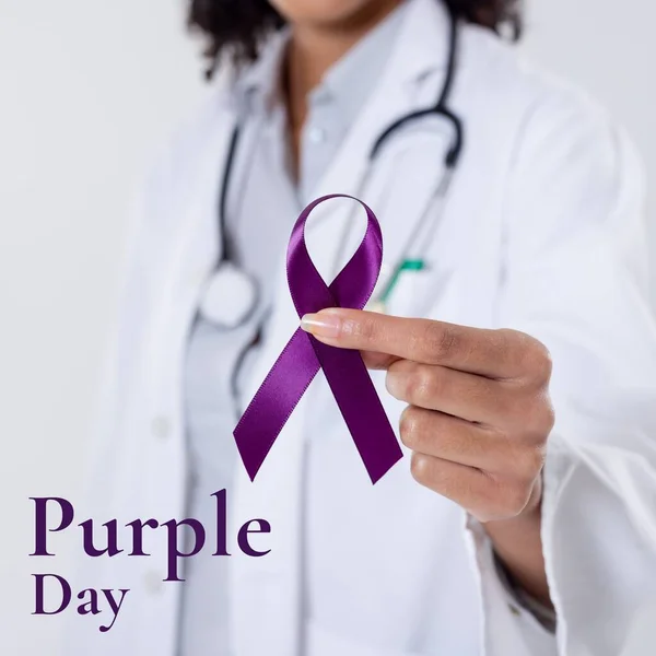 紫の日のテキストと女性医師の手で紫色のリボンの組成 紫の日とてんかんの意識の概念は デジタル画像を生成 — ストック写真