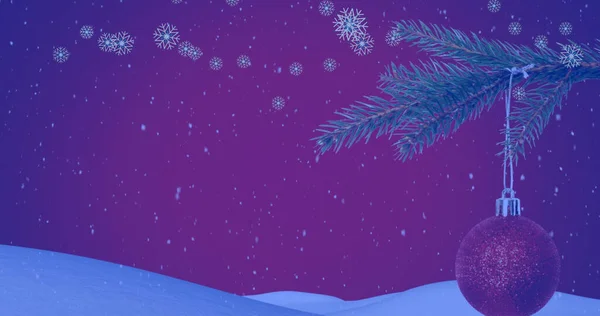 Изображение Снежинки Рождественской Елке Безделушками Фиолетовом Фоне Рождество Зима Традиции — стоковое фото