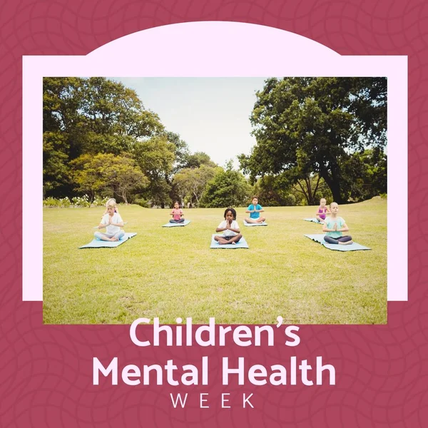 公園でヨガを練習している子供たちの精神保健週間のテキストと子供たちの構成 子供の心の健康の週 小児期と精神的な健康意識の概念は デジタル画像を生成 — ストック写真