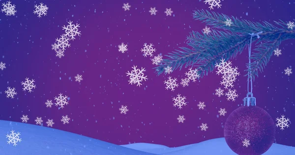 Bild Von Schneeflocken Über Weihnachtsbaum Mit Kugeln Auf Lila Hintergrund — Stockfoto