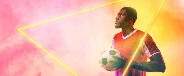 Afro Americano Jogador Futebol Masculino Segurando Bola Pelo Triângulo Iluminado — Fotografia de Stock