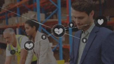 Depoda dijital tablet kullanan Kafkas iş adamlarına bağlı simgelerin canlandırılması. Dijital bileşik, çoklu pozlama, fikirler, girişimci, nakliyat, teknoloji ve dağıtım konsepti.