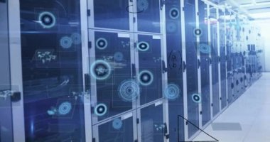 Sunucu odasında veri işleme animasyonu. küresel iş ve dijital arayüz kavramı dijital olarak oluşturulmuş video.