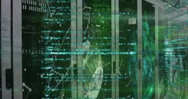 Sunucu odasında veri işleme animasyonu. küresel iş ve dijital arayüz kavramı dijital olarak oluşturulmuş video.