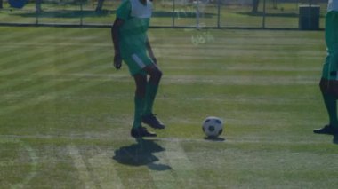 Futbol oynayan iki erkek futbol takımının istatistiksel veri işleme animasyonu. Spor ve teknoloji kavramı