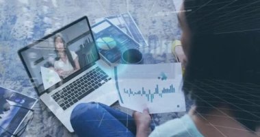 Bilgisayarında video kaydı olan bir belgeyi elinde tutan kadının dikiz aynasından veri işleme animasyonu. Bilgisayar arayüzü ve iş teknolojisi kavramı