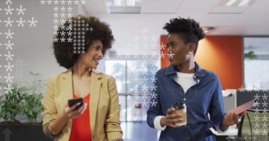 Ofisteki çeşitli iş adamlarına işaret eden oklar. Küresel iş, finans, veri işleme ve bağlantılar konsepti dijital olarak oluşturulmuş video.