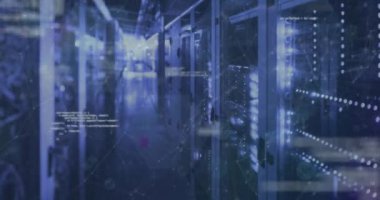 Sunucu odasında veri işleme animasyonu. küresel iş ve dijital arayüz kavramı dijital olarak oluşturulmuş video.