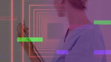 Kafkasyalı kadın doktorun üzerinde pano ile şekillerin canlandırılması. Küresel tıp ve dijital arayüz kavramı dijital olarak oluşturulmuş video.