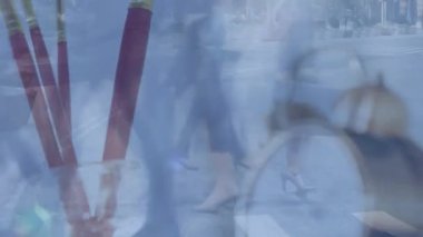 Sokakta yürüyen insanlar üzerindeki alarmlı saatin animasyonu. Küresel iş, bilgisayar ve dijital arayüz kavramı dijital olarak oluşturulmuş video.