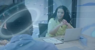 Ofisteki çeşitli iş adamları üzerinde veri işleme animasyonu. Küresel iş ve dijital arayüz kavramı dijital olarak oluşturulmuş video.