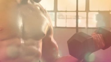 Spor salonunda egzersiz yapan beyaz adamın üzerinde hafif noktaların canlandırılması. Küresel spor, sağlık ve dijital arayüz kavramı dijital olarak oluşturulmuş video.