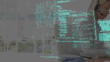 Kafkas iş kadınının ofisinde veri işleme animasyonu. Küresel iş ve dijital arayüz kavramı dijital olarak oluşturulmuş video.