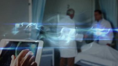 Değişik şekillerde hareket eden doktorların animasyonu. Küresel tıp ve dijital arayüz kavramı dijital olarak oluşturulmuş video.