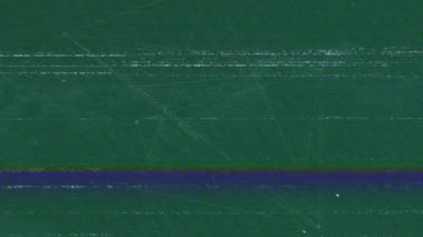 Yeşil arkaplandaki bağlantı ağı üzerindeki parazitin canlandırılması. Dijital olarak oluşturulmuş küresel bağlantılar, sosyal medya ve dijital arayüz kavramı.