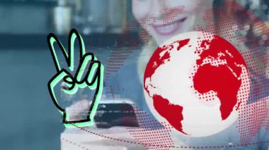 Akıllı telefon kullanan beyaz bir kadının üzerindeki el ve dünya ikonunun animasyonu. Küresel iş ve dijital arayüz kavramı dijital olarak oluşturulmuş video.