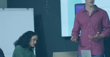 Beyaz adamın ofisteki meslektaşlarına sunum yapması üzerine veri işleme animasyonu. İş teknolojisi kavramı