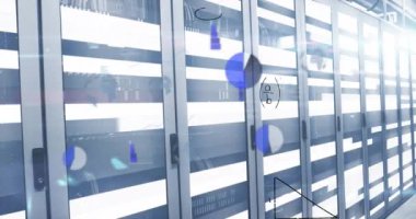 Sunucu odasında veri işleme animasyonu. küresel iş ve dijital arayüz kavramı dijital olarak oluşturulmuş video.