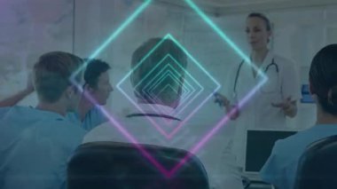 Toplantıda beyaz doktorların üzerinde şekillerin canlandırılması. Küresel tıp ve dijital arayüz kavramı dijital olarak oluşturulmuş video.