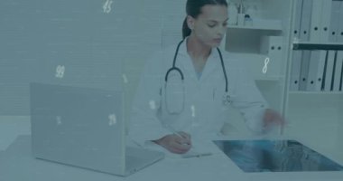 Hastanedeki röntgen raporunu inceleyen beyaz kadın doktor üzerinde grafikleri olan numaraların animasyonu. Dijital bileşik, çoklu pozlama, rapor, finans, rakamlar, tıbbi ve teknoloji kavramı.