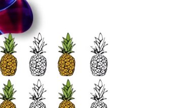 Beyaz arkaplanda hareket eden ananas ve çok renkli soyut desenlerin animasyonu. Dijital olarak üretilmiş, hologram, illüstrasyon, aydınlatılmış, meyve, sağlıklı, tasarım ve vektör kavramı.