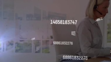 Kafkas iş kadınının ofisinde veri işleme animasyonu. Küresel iş ve dijital arayüz kavramı dijital olarak oluşturulmuş video.