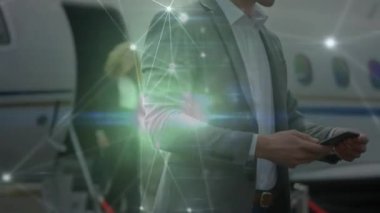 İş adamı üzerinden uçakla bağlantı ağının animasyonu. Küresel iş seyahati, bağlantılar, dijital arayüz ve dijital olarak oluşturulmuş veri işleme kavramı.