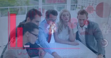 Ofiste tartışan çeşitli iş adamları için covid-19 istatistiksel veri işleme animasyonu. Covid-19 salgını ve iş teknolojisi kavramı