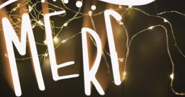 Noel tebriklerinin animasyonu peri ışıklarının ardından mesaj atıyor. Noel, şenlik, gelenek ve kutlama konsepti dijital olarak oluşturuldu.