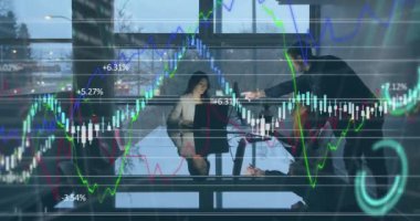 İş adamları üzerinde istatistik ve veri işleme animasyonu. Küresel iş, finans ve veri işleme kavramı dijital olarak oluşturulmuş video.