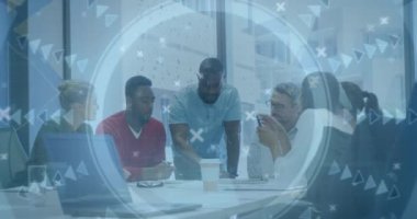 Ofisteki çeşitli iş adamları üzerinde veri işleme animasyonu. Küresel iş ve dijital arayüz kavramı dijital olarak oluşturulmuş video.