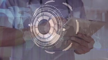 Tablet kullanan beyaz erkek doktor üzerinde veri işleme animasyonu. Küresel tıp ve dijital arayüz kavramı dijital olarak oluşturulmuş video.