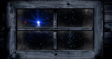 Pencereden düşen yılbaşı ağacı ve kar animasyonu görülüyor. Noel, şenlik, gelenek ve kutlama konsepti dijital olarak oluşturuldu.