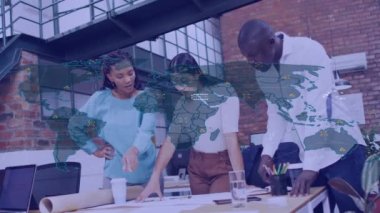 Ofisteki çeşitli iş adamlarının dünya haritasının animasyonu. Küresel iş ve dijital arayüz kavramı dijital olarak oluşturulmuş video.