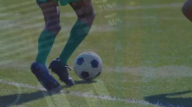 Futbol oynayan erkek futbolcuların düşük kesiminde istatistiksel veri işleme animasyonu. Spor ve teknoloji kavramı