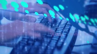 Bilgisayar kullanarak ellerin üzerinde veri işleme animasyonu. küresel iş ve dijital arayüz kavramı dijital olarak oluşturulmuş video.