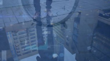 Kafkas adam ve şehir manzarası üzerinde saat ve veri işleme animasyonu. Küresel teknoloji, bilgisayar ve dijital arayüz kavramı dijital olarak oluşturulmuş video.