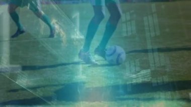 Çeşitli erkek futbol oyuncuları üzerinde veri işleme animasyonu. Küresel spor ve dijital arayüz kavramı dijital olarak oluşturulmuş video.