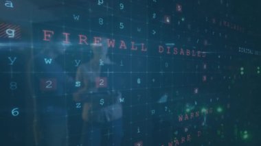 Sunucu odasındaki farklı insanlar üzerinde veri işleme animasyonu. Golbal teknolojisi, çevrimiçi güvenlik ve dijital arayüz konsepti dijital olarak oluşturulmuş video.