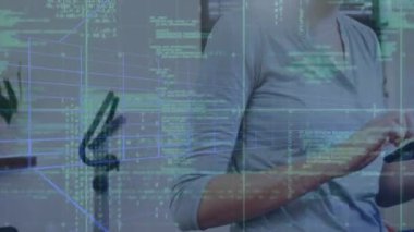 Tablet kullanan Kafkas kadın doktor üzerinde veri işleme animasyonu. Küresel tıp, bilgisayar ve dijital arayüz kavramı dijital olarak oluşturulmuş video.