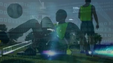 Çeşitli erkek futbol oyuncuları üzerinde veri işleme animasyonu. Küresel spor ve dijital arayüz kavramı dijital olarak oluşturulmuş video.
