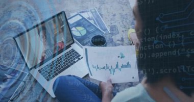 Yuvarlak tarayıcının animasyonu ve bilgisayarında video çağrısı olan bir kadının veri işlemesi. Bilgisayar arayüzü ve iş teknolojisi kavramı