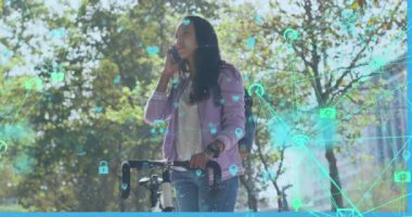 Sosyal medya simgelerinin ve müzik verilerinin akıllı telefon kullanan melez kadınlar üzerinden canlandırılması. Dijital olarak oluşturulmuş küresel sosyal medya, iş, bağlantılar ve veri işleme kavramı.