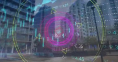 Şehir manzarası üzerinde veri işleme animasyonu. küresel iş ve dijital arayüz kavramı dijital olarak oluşturulmuş video.