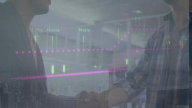 Veri işleme ve çeşitli iş adamlarının şehir manzarası üzerinde el sıkışması animasyonu. Küresel iş ve dijital arayüz kavramı dijital olarak oluşturulmuş video.