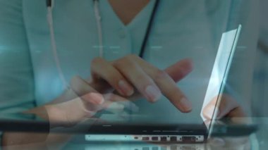 Kafkas kadın doktor üzerinden bilgisayar ile bağlantı ağının ve dünya haritasının animasyonu. Dijital olarak oluşturulmuş küresel bağlantılar, tıp ve dijital arayüz kavramı.