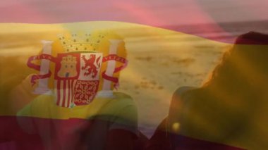 İspanya bayrağının animasyonu sahildeki çeşitli arkadaşlara karşı. Küresel vatanseverlik ve dijital arayüz kavramı dijital olarak oluşturulmuş video.